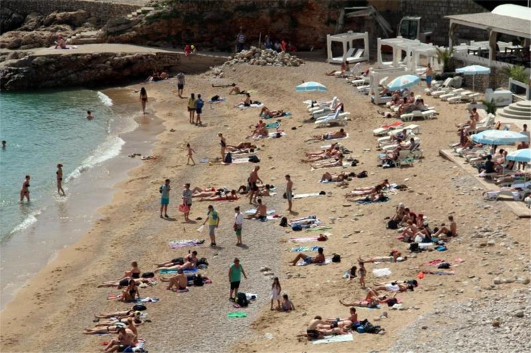 KOBNO NOĆNO KUPANJE: Na Banjama se utopio finski turist, žena spašena 