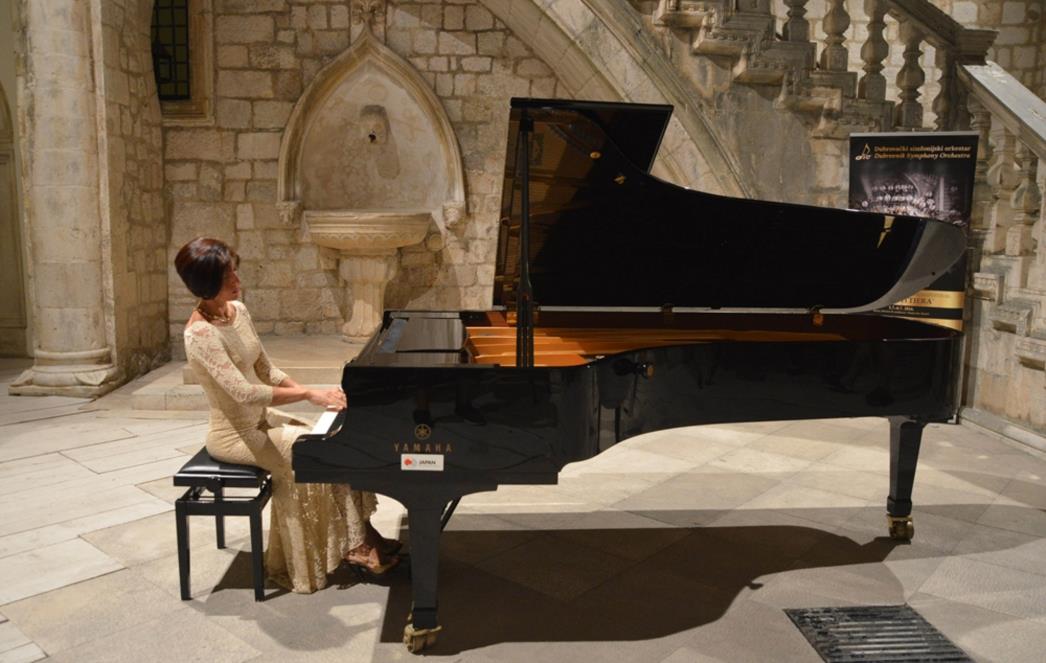 HUMANITARNI  KONCERT  Nastupaju  Gudački  trio  Dubrovačkog  simfonijskog  orkestra  i  pijanistica  Naira   Asatrian  (FOTO)