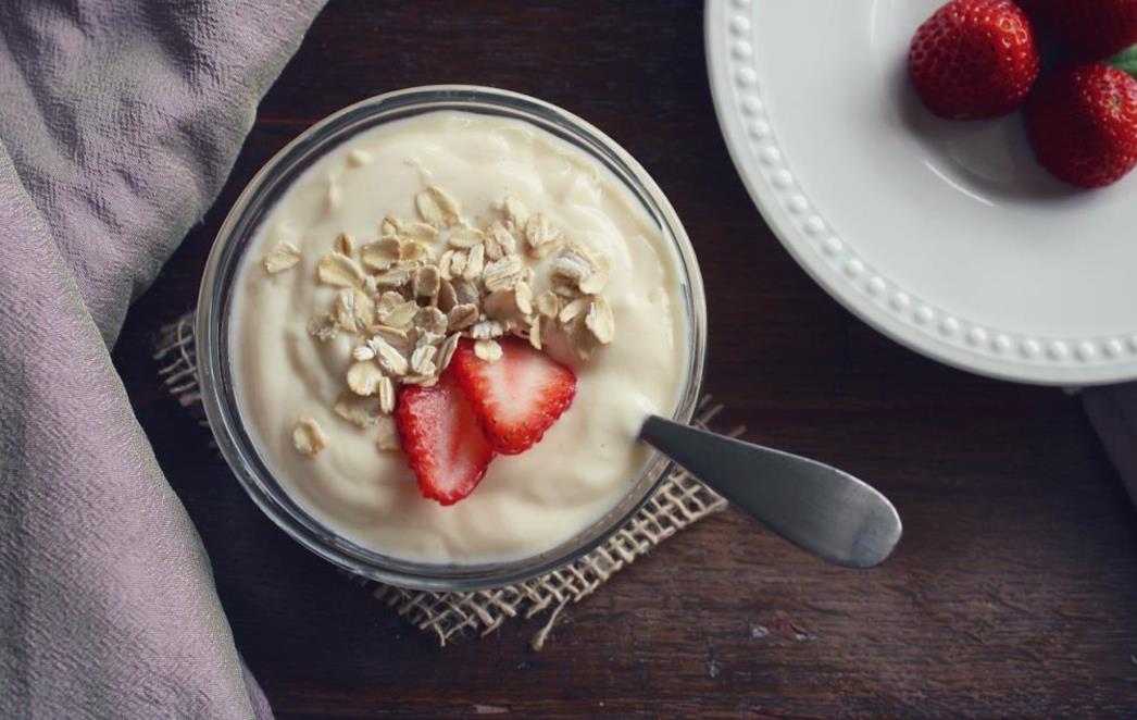 JEDETE ČESTO JOGURT? Znate li zašto se ponekad pojavljuje tanki sloj vode na vrhu ove mliječne namirnice?