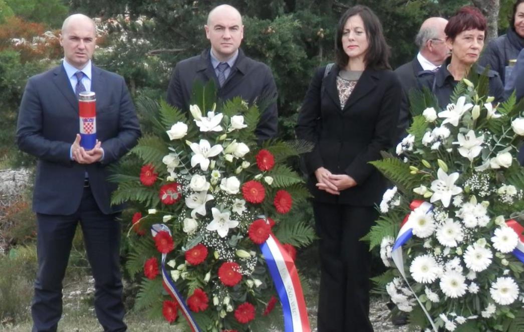 Položeni vijenci u Komolcu i na Strinčijeri za poginule hrvatske branitelje (FOTO)