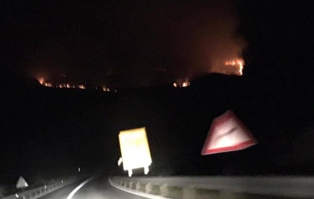GORI  POVIŠE  SLANOGA:  Udar   groma   izazvao  požar,  na terenu 45 vatrogasaca i dva air traktora (FOTO)