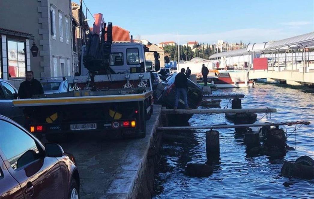 NEOBIČNA PROMETNA NEZGODA Umalo završio u moru (FOTO/VIDEO)