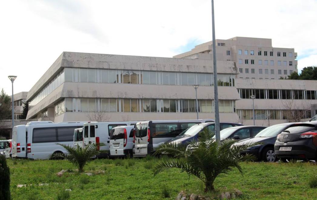 Parking  Tim i Sanitat reguliraju promet kod OB Dubrovnik kako bi vozila hitne pomoći mogla neometano  prolaziti