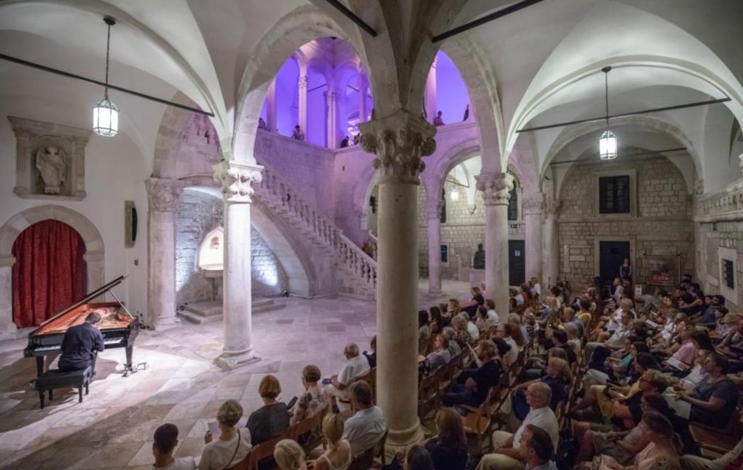 SNAŽAN APLAUZ U DVORU Romantičarska festivalska večer uz sjajnog Ivana Krpana