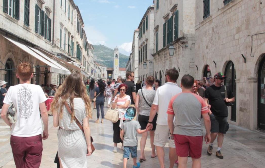 ‘GDJE MOGU NABAVITI   TRAVU?’ Ugostitelji  se  žale  na  bizarne probleme s gostima na Jadranu