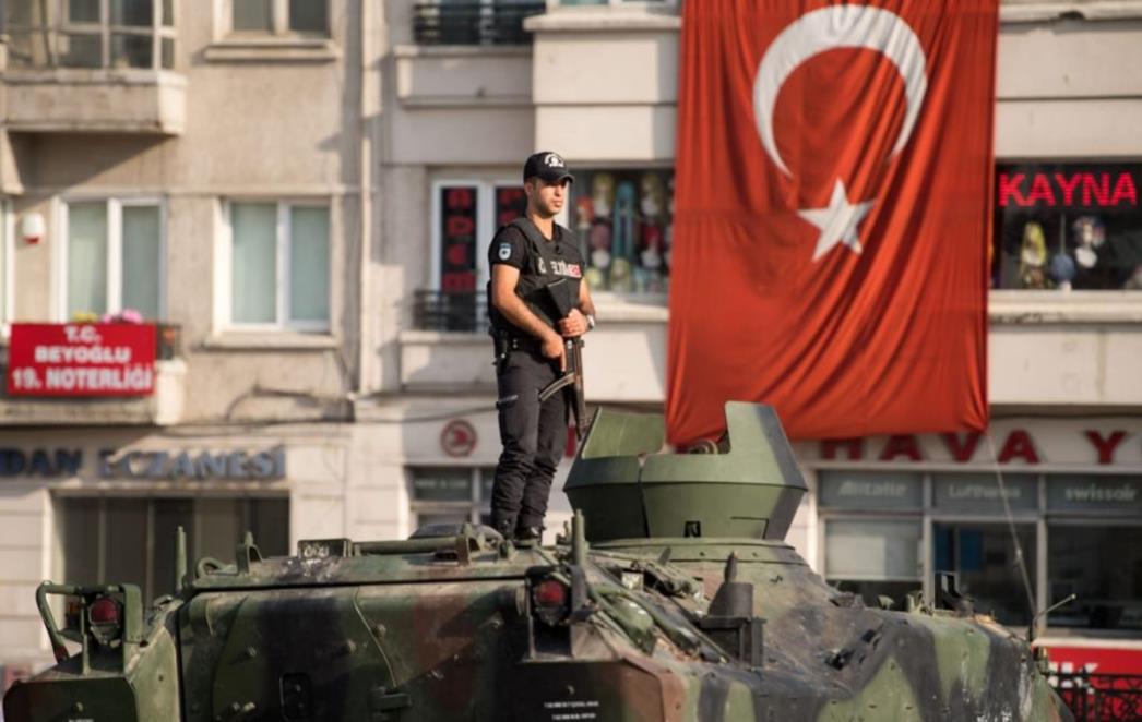 ISTRAGA SE VODI JOŠ PROTIV 7.668 OSOBA: Turska dosada pritvorila 24.000 a uhitila 16.000 osoba