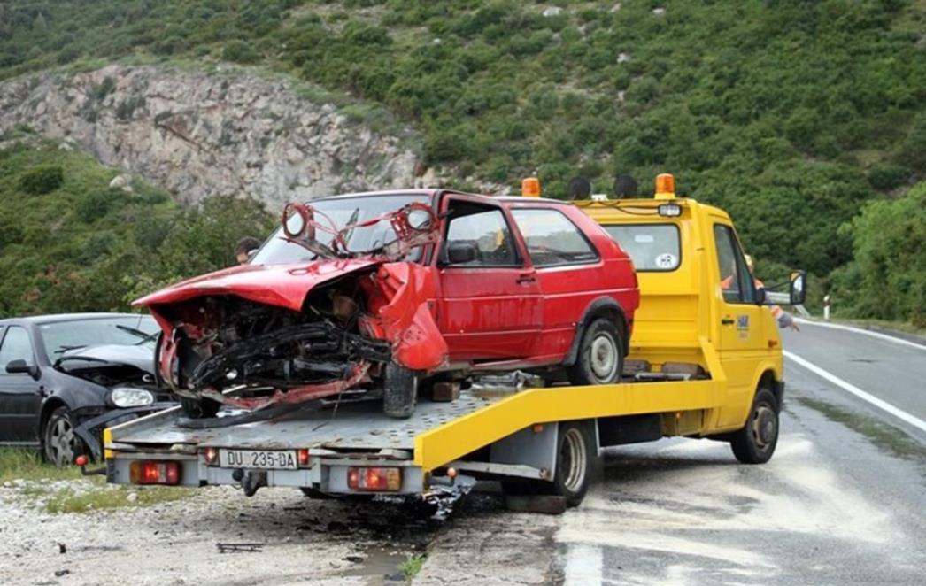 Prometna nesreća:   Automobil   se zabio u brdo, jedna   osoba   ozlijeđena