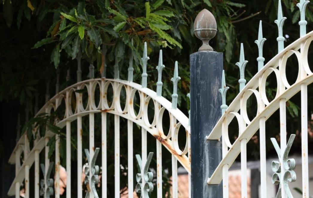 KAZNENA PRIJAVA: Otuđio 10 metara  metalne  ograde  iz   dvorišta  58 - godišnjaka