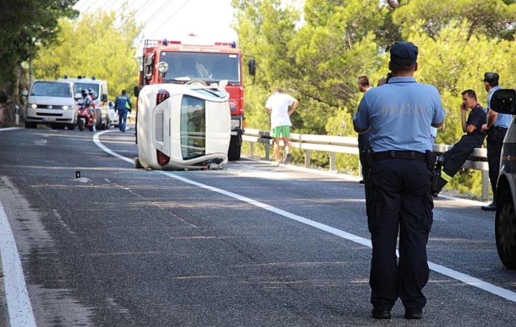 PROMETNA NESREĆA:   Vozilo   se   okrenulo na bok, jedna    osoba ozlijeđena (FOTO)
