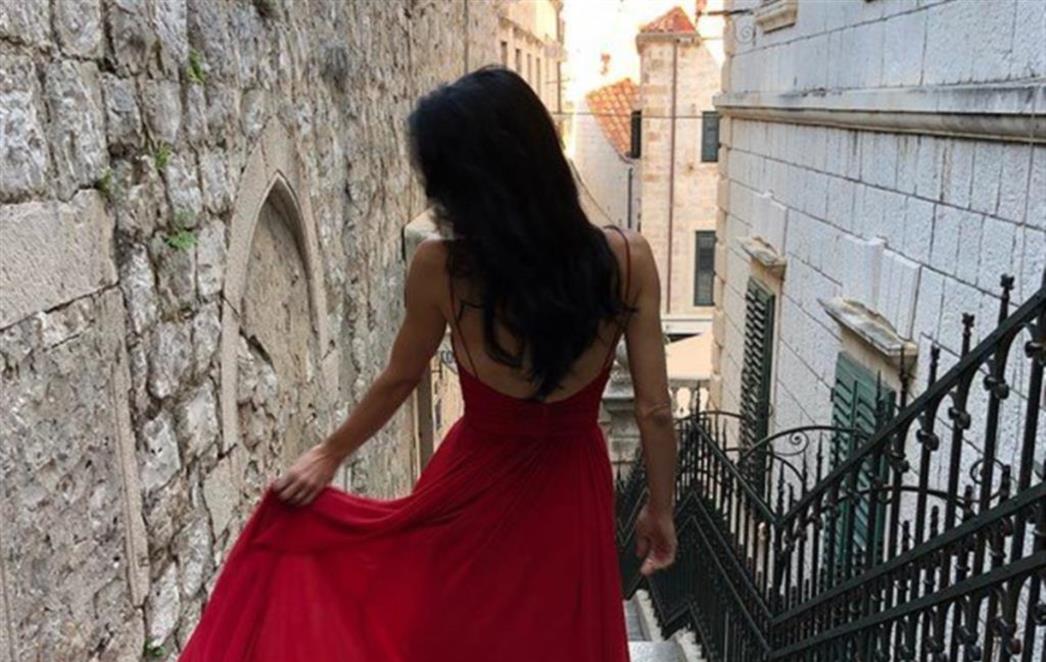 POZNATA  GLAZBENICA  U  GRADU  Mamila  uzdahe  u  crvenoj  haljini  (FOTO)
