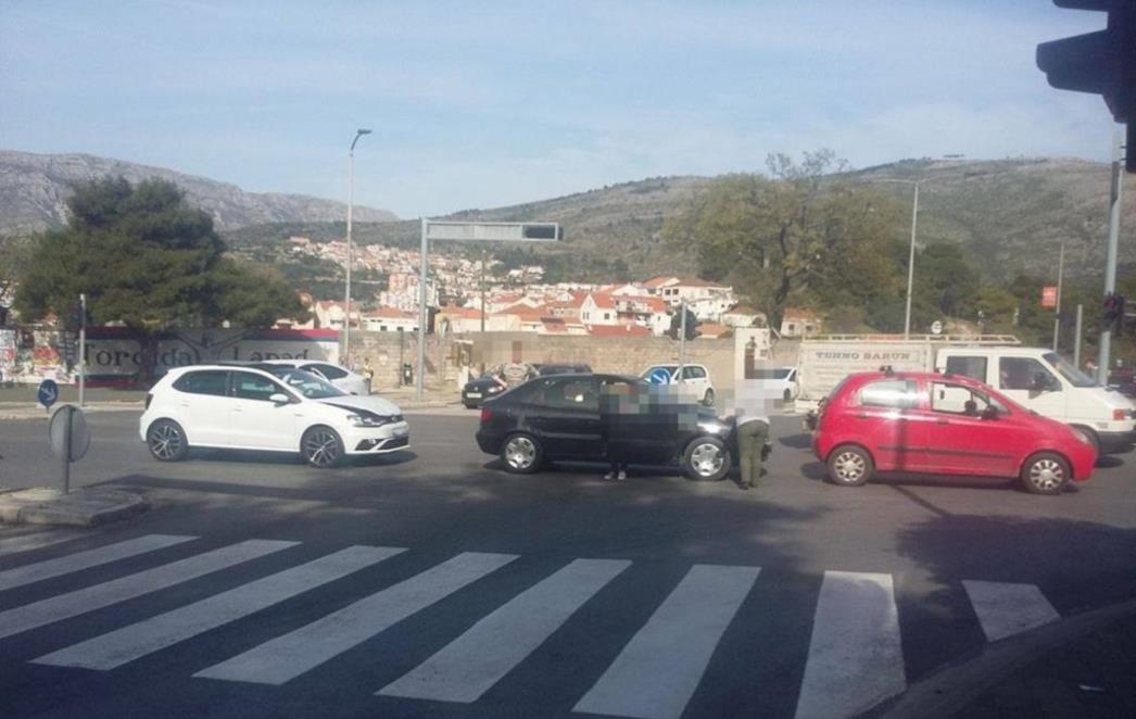 PROMETNA NESREĆA: Sudarila se tri automobila na lapadskim  semaforima