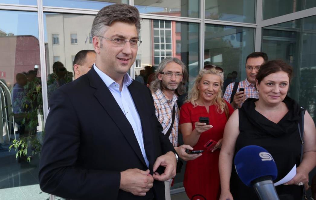 Plenković u Starome Gradu počeo kampanju HDZ-a: 'EU  novcem  unaprijedit  ćemo  naše škoje'