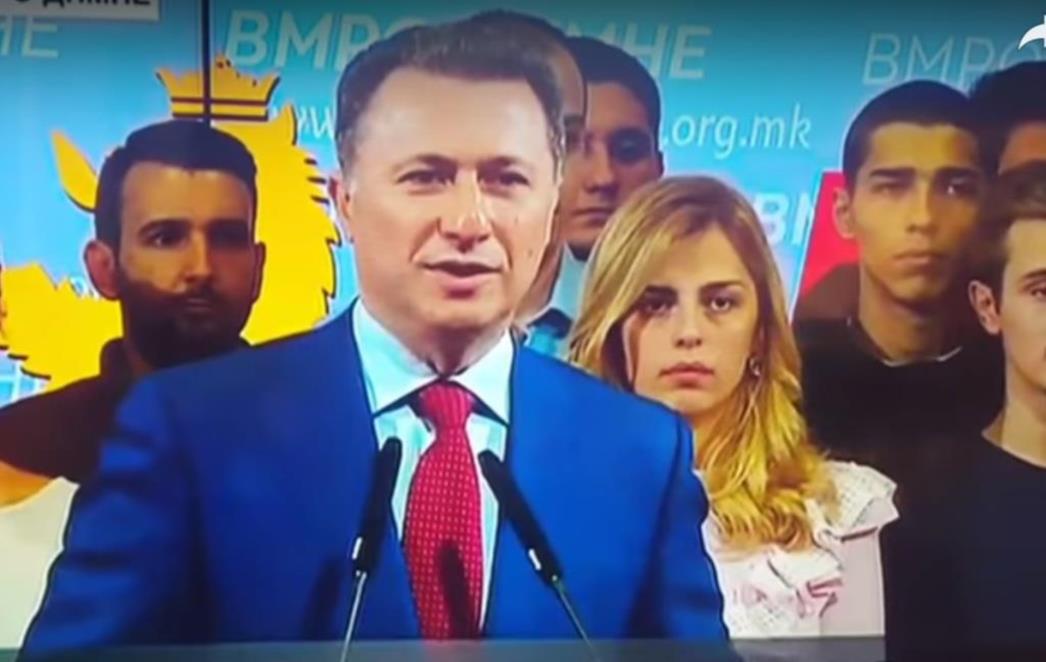 KAMO  IDE OVAJ SVIJET? Na konferenciji pao u nesvijest, svi se pravili da se ništa nije dogodilo (VIDEO)