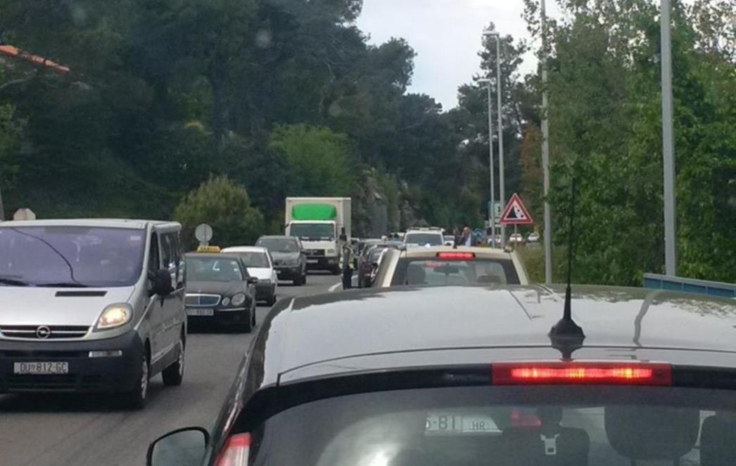 LANČANI SUDAR U ŽUPI Dvoje ozlijeđenih u prometnoj nesreći (FOTO)