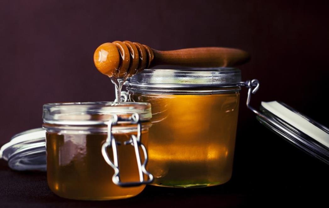 Evo zašto biste trebali staviti med na ranu od uboda komarca