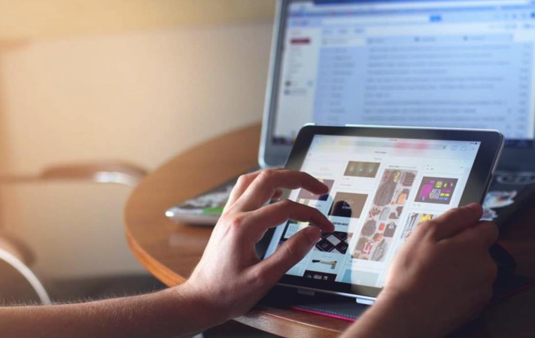 Zbog sve učestalijeg zurenja u  zaslone raznih uređaja   mnogi bi mogli oslijepiti!