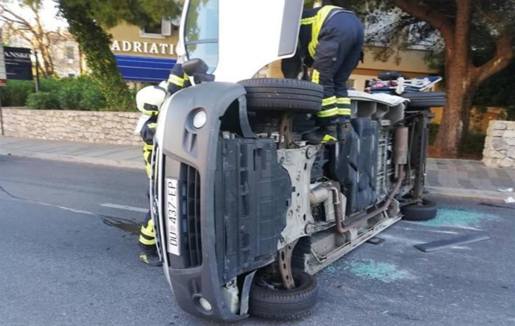 NA TEREN IZAŠLI I VATROGASCI Jutros se prevrnulo vozilo saniteta, četiri osobe ozlijeđene (FOTO)