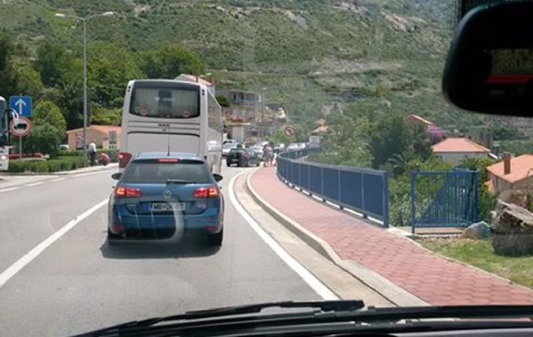 PROMETNA U PLATU Sudarili se automobil i  turistički autobus (FOTO)
