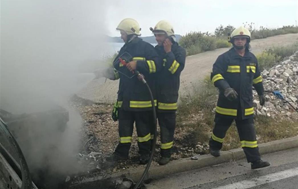 POŽAR  NA  CESTI  Zapalio  se  automobil  kod  Slanog