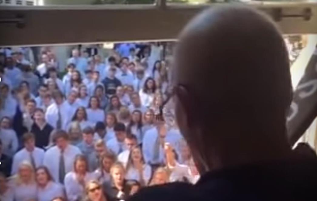 PRUŽILI PODRŠKU NAJDRAŽEM PROFESORU: 400 učenika okupilo se i pjevalo mu pod prozorom (VIDEO)