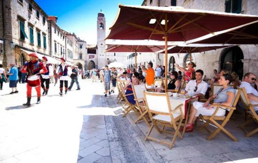 NAPOJNICE NA JADRANU Koliko novca treba ostaviti  konobarima u kafićima, a koliko u restoranima?