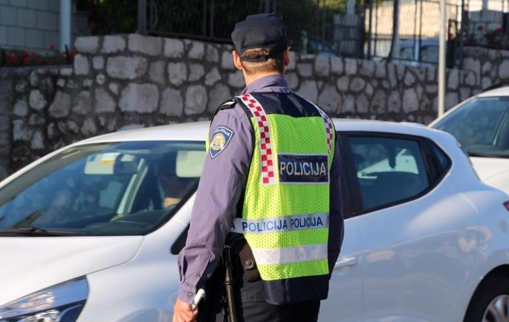 PROMETNA  NA VOJNOVIĆU:  Sudarila  se  dva  vozila