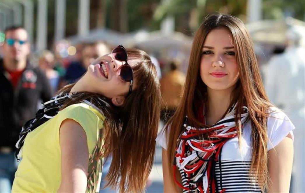 Vesela ulična moda lijepih djevojaka splitskim ulicama  (FOTO)