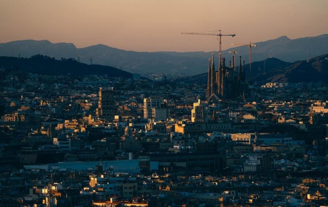 Ograničavanje  broja turista u Barceloni: manje restorana, veće cijene parkinga turističkih autobusa, uvođenje pješačkih   zona...