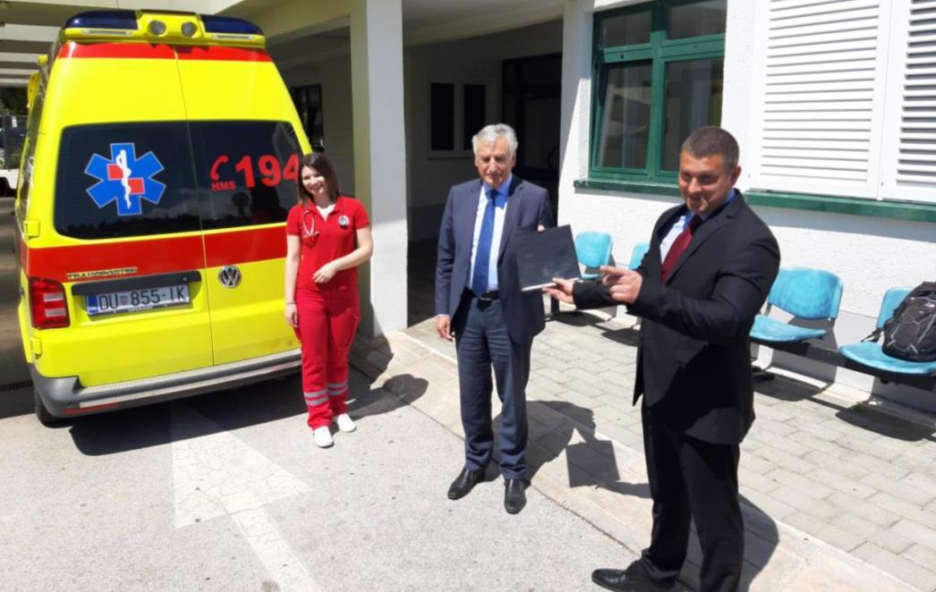 Župan Dobroslavić uručio ravnatelju Zavoda za hitnu medicinu Luki Luliću Zaključak o dodjeli 425 tisuća kuna za novo vozilo (FOTO)