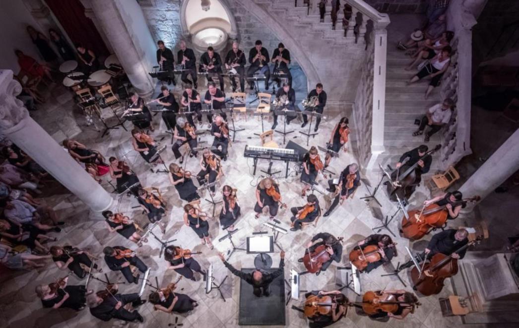 Komorni sastav DSO-a s violinisticom Evom Šulić u četvrtak u Dvoru