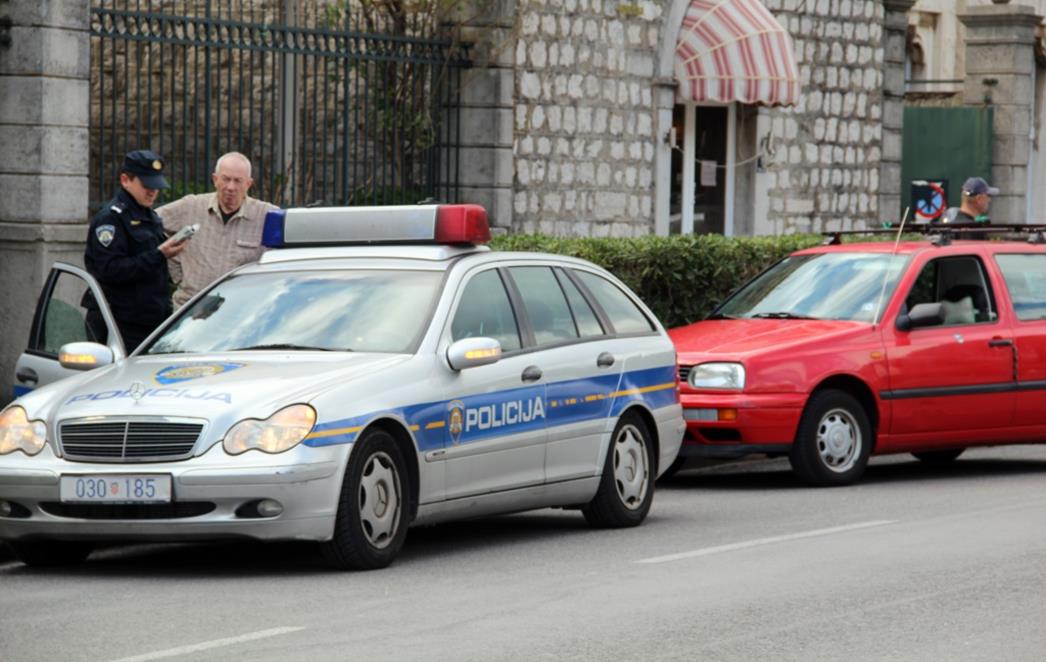 PROMETNA NESREĆA U CENTRU DUBROVNKA:  Na Batali sudar Golfa i motocikla (FOTO)