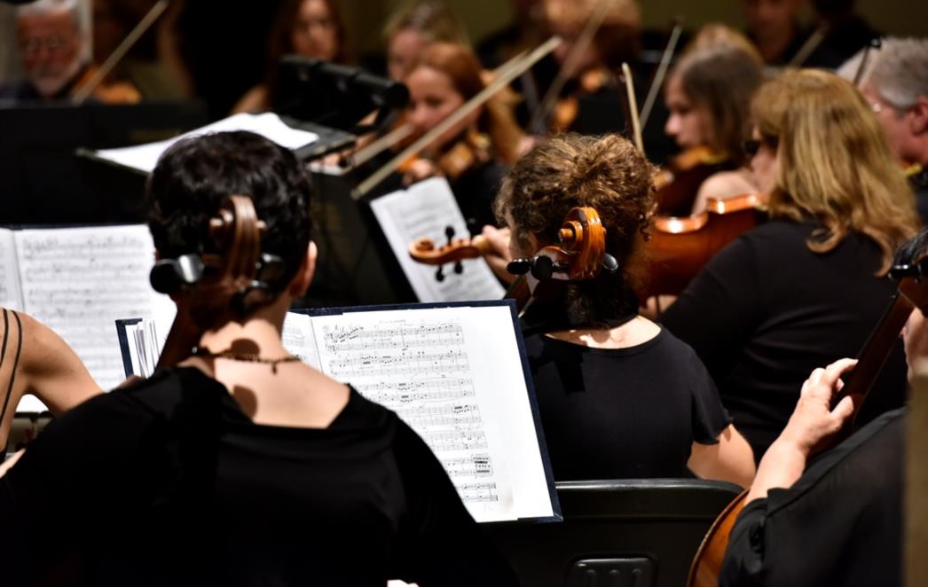 Gudački komorni sastav DSO-a s    violinisticama    Đanom    Kahriman i Ivom Vukić