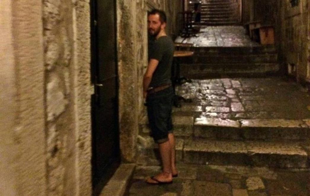 TO JE DUBROVAČKI TURIZAM:  Uriniranje po UNESCO-u (FOTO)