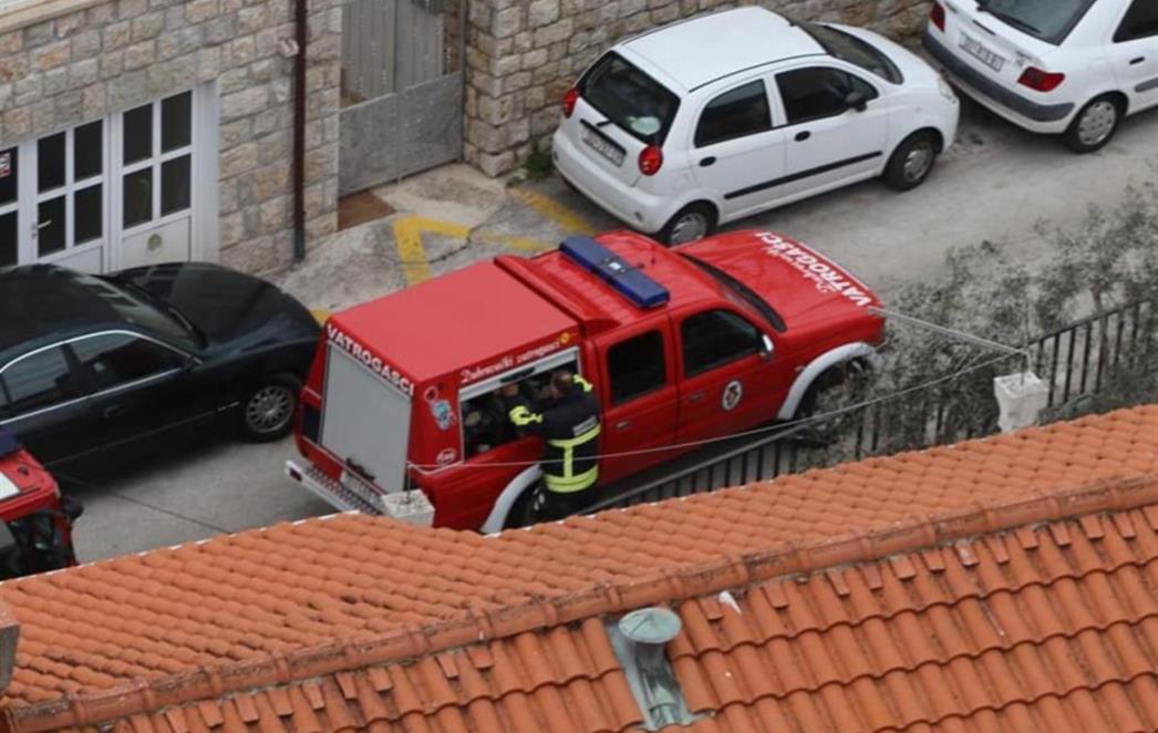 POŽAR U LAPADU Zapalili se roštilj i plinska boca na taraci privatne kuće (FOTO/VIDEO)