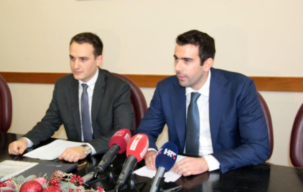 PITANJE ŽARKOVICE I NOVOG AZILA: Novinari izbombardirali pitanjima Kunicu i Raguža, Sambrailo čekala ispred Gradske vijećnice