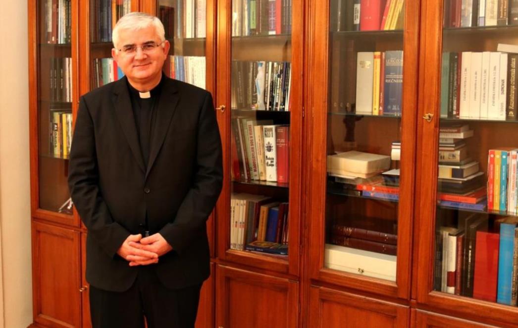 DEMONTIRANJE    SREDNJOVJEKOVNE CRKVENE TVRĐAVE       'Simbolika zlata u liturgiji često je krivo shvaćena'