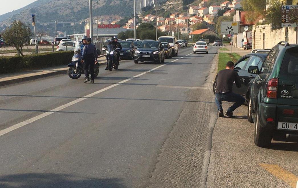 PROMETNA U GRUŽU Sudarili se motor i auto (FOTO)