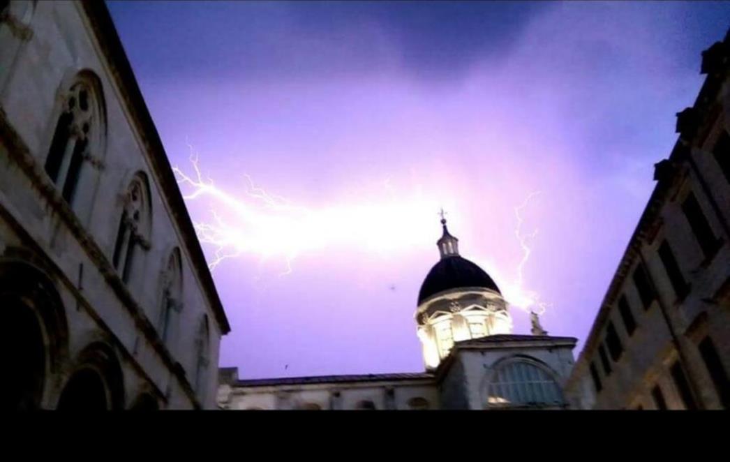 Pogledajte   spektakularan  prizor  poviše  Katedrale   (FOTO)