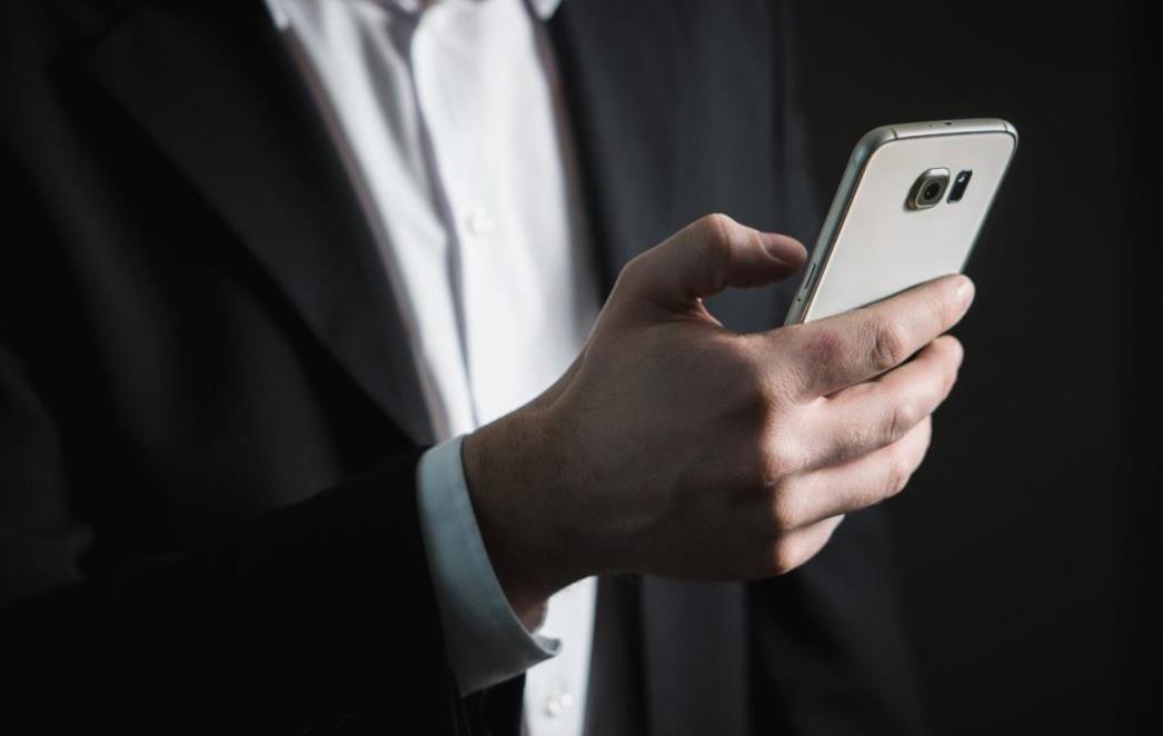NA MOBITEL MU JE SAMO STIGLA SLIKA LJUBAVNICE Moćni princ hakirao najbogatijeg čovjeka na svijetu?