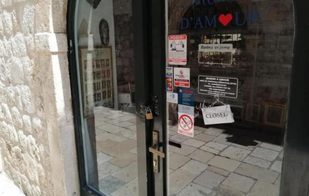 Brojne butige unutar zidina prestale su s radom, a prostori su ispražnjeni (FOTO)