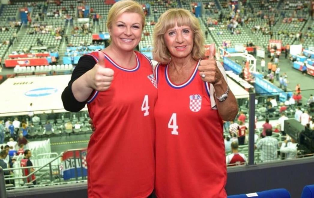 Grabar-Kitarović u društvu Biserke Petrović zdušno  bodri reprezentaciju