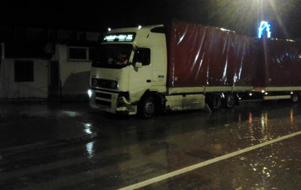 PROMETNA NESREĆA U DUBROVNIKU: Mercedes izazvao dva sudara, nakon autobusa udario u tegljač  (FOTO)