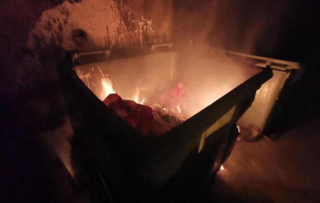 GORJELO U LAPADU Zapalili se kontejneri, vatrogasci brzom intervencijom ugasili požar 