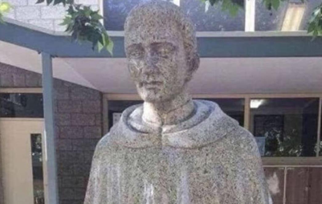 JE LI OVO PROVOKACIJA? Katolički svetac prikazan kao pedofil!