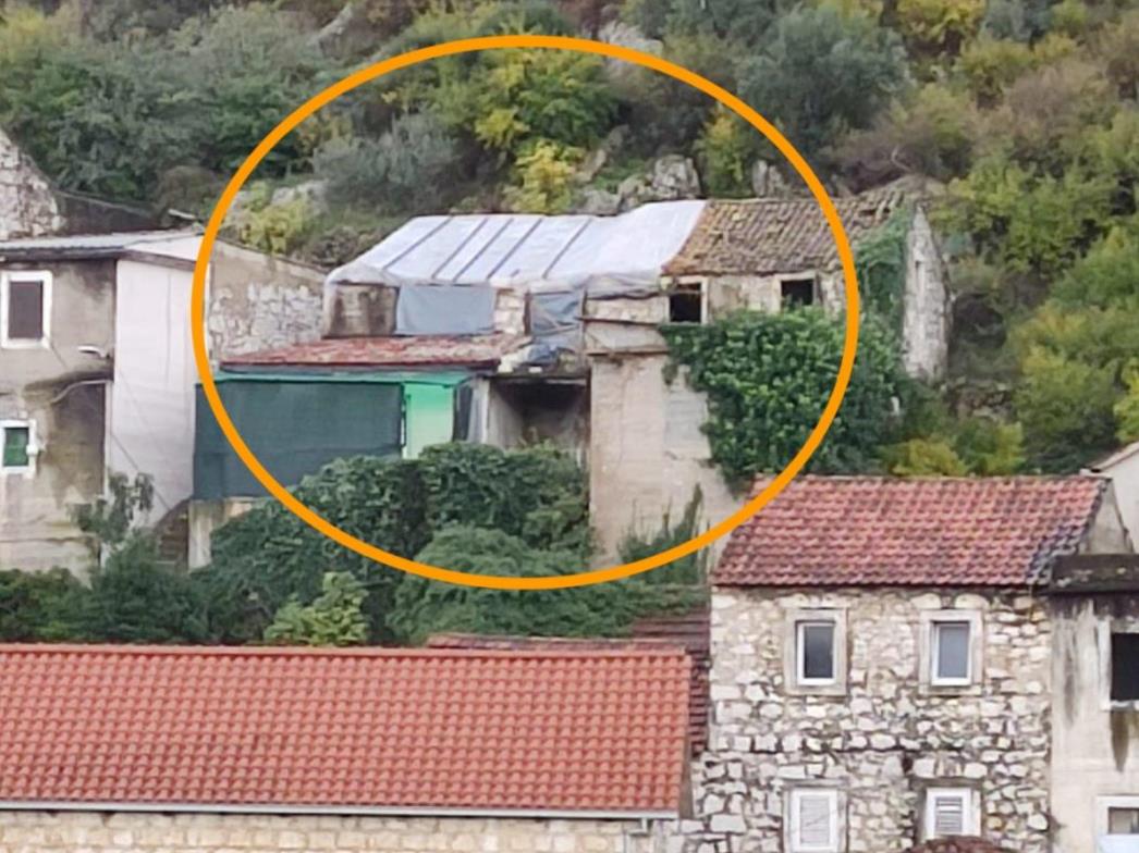 Samohrani otac sa dvije kćerkice živi u kući koja prokišnjava. Njegova najveća želja je novi dom