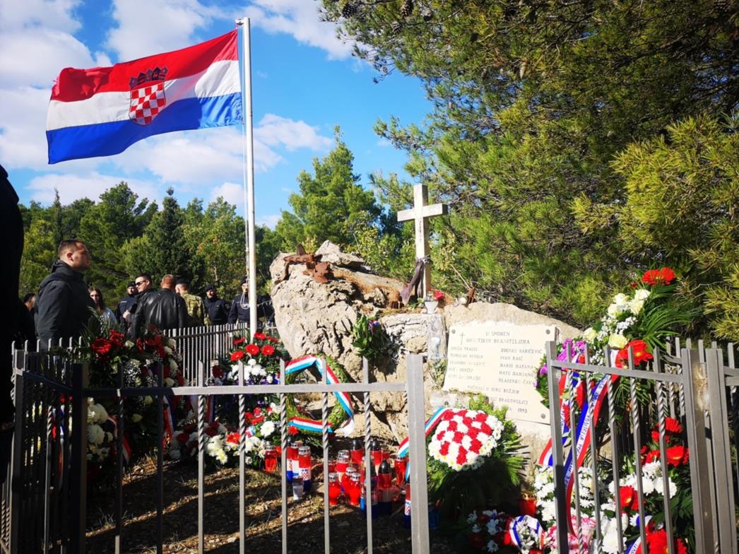 Položeni vijenci u Komolcu i na Strinčjeri u spomen na poginule branitelje