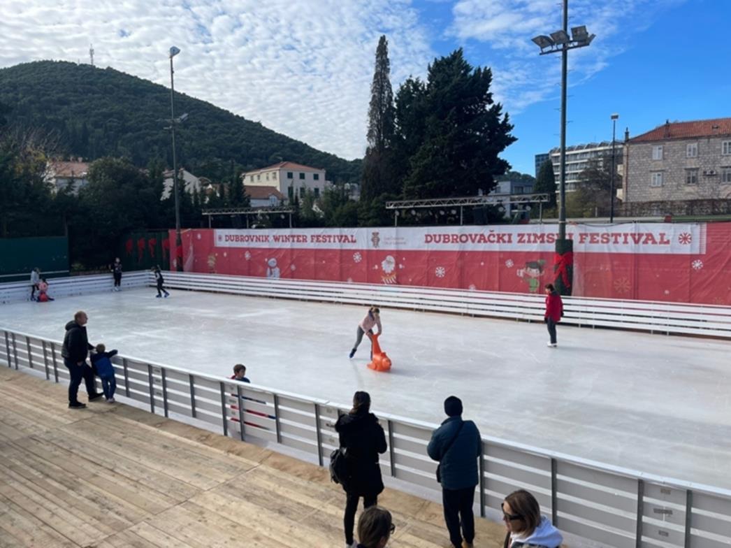 Zbog počinjene materijalne štete klizalište u Uvali Lapad zatvara se na jedan dan