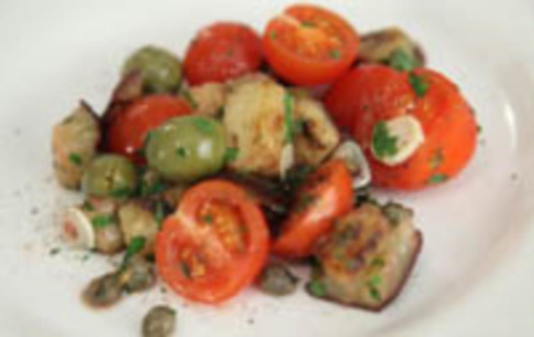 Salata od patliđana, mini rajčica i maslina 