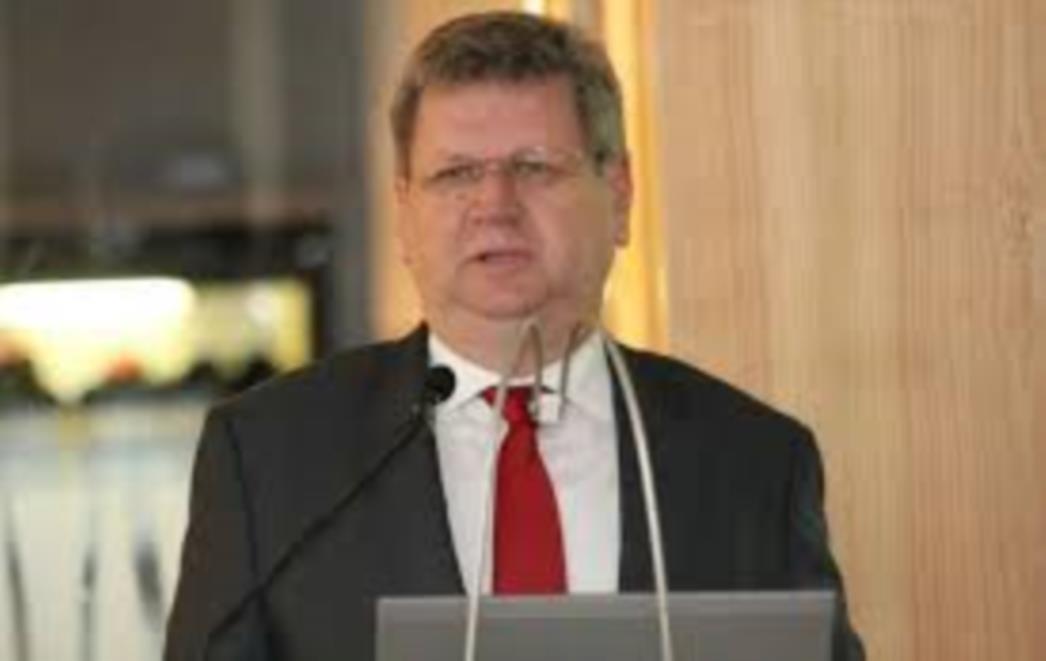 UŽIVAJTE DO PETKA: Vlada ukida otpremnine i uvodi moderno ropstvo?