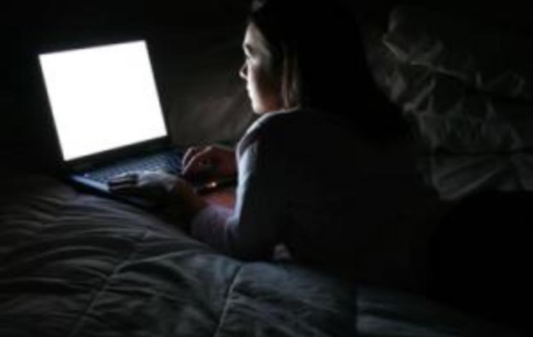 Nipošto ne zurite u laptop i mobitel prije spavanja! Ta opasna svjetlost narušava kvalitetu sna i zdravlje